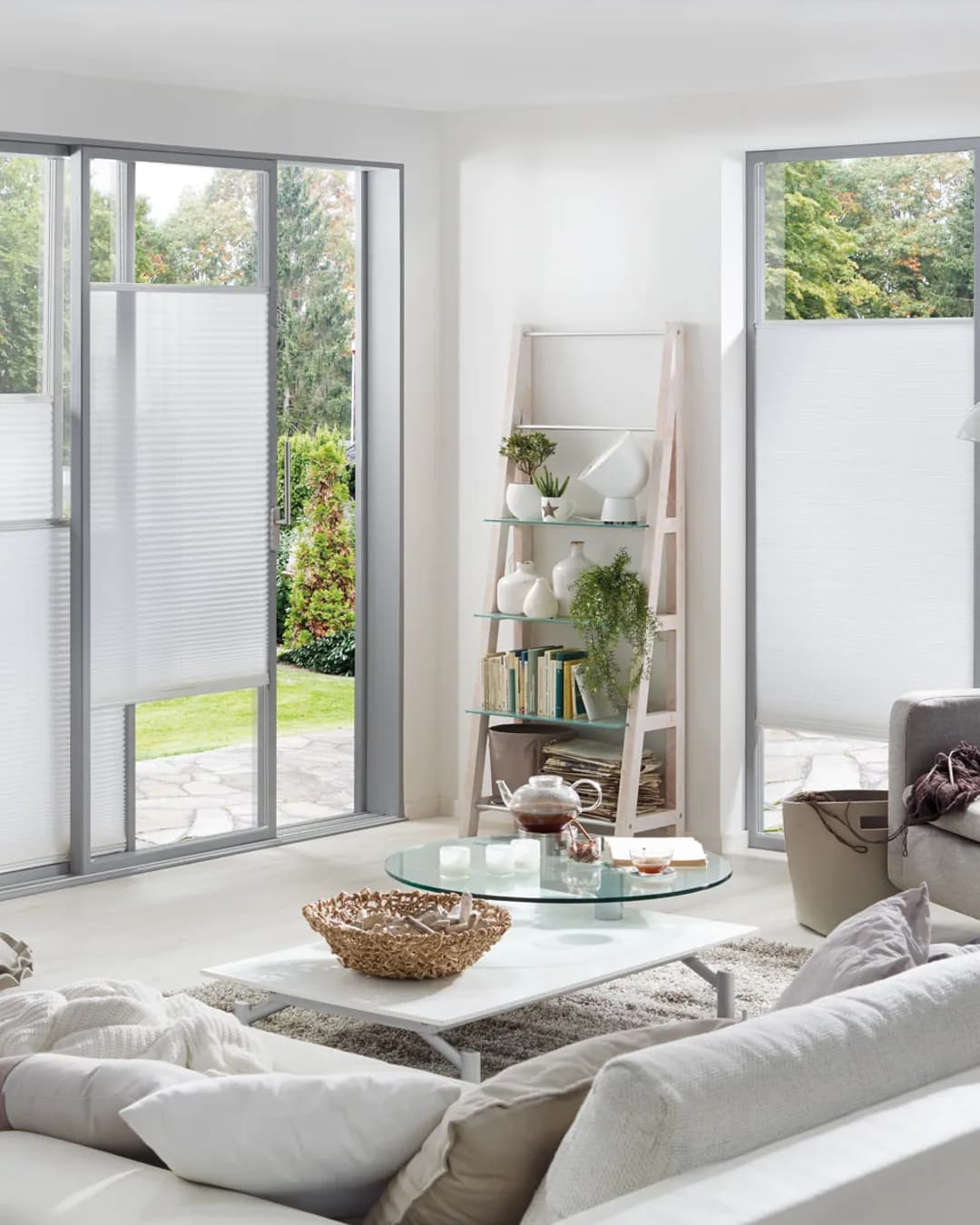 Wohnzimmer mit Plissees an der Glasfront von ROOMSCRAFT