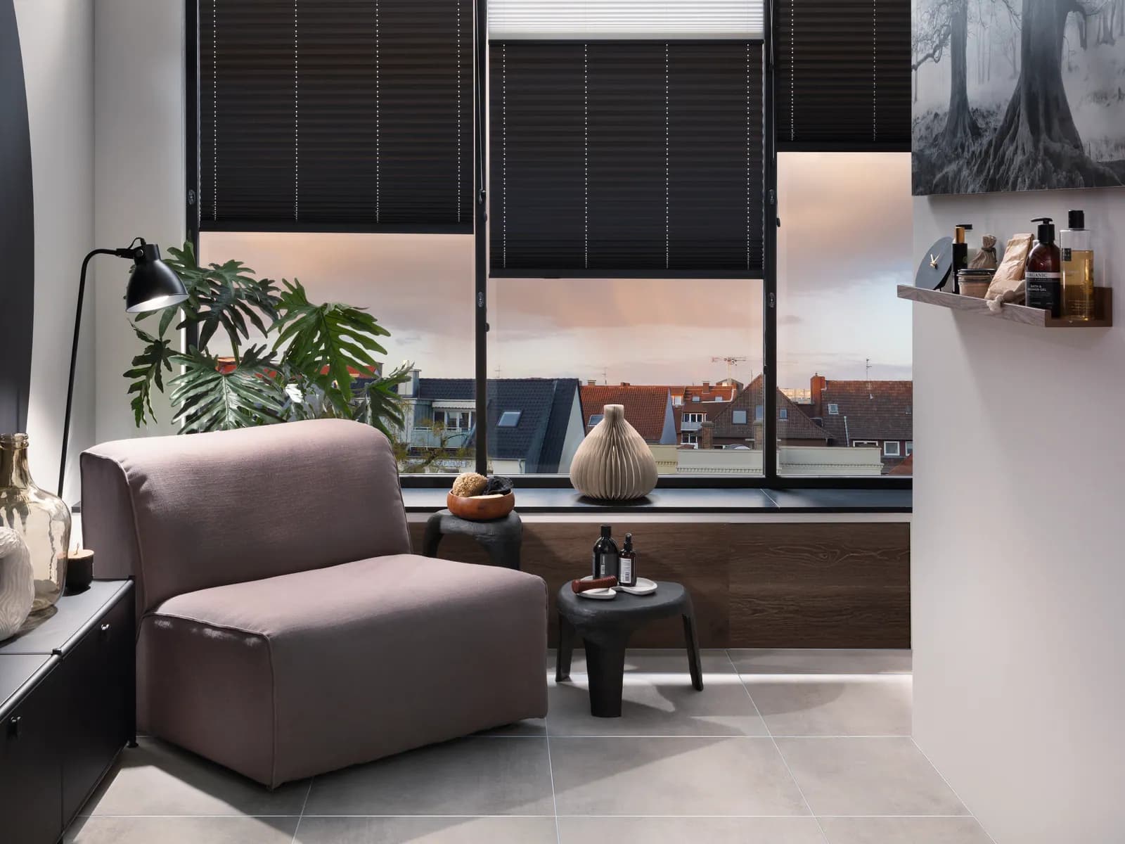 Wohnraum mit dunklem Behang am Fenster, ROOMSCRAFT